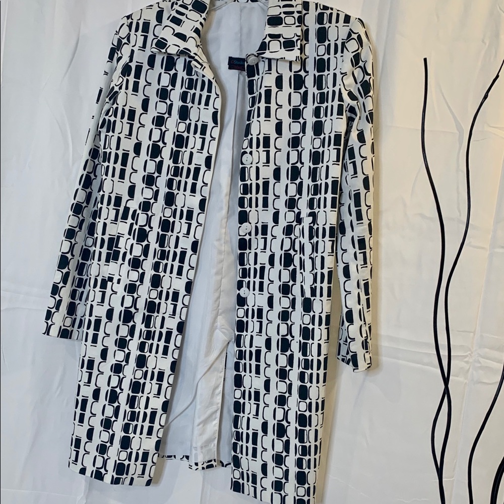 Slim fit lined cotton long jacket. Buttons hidden.